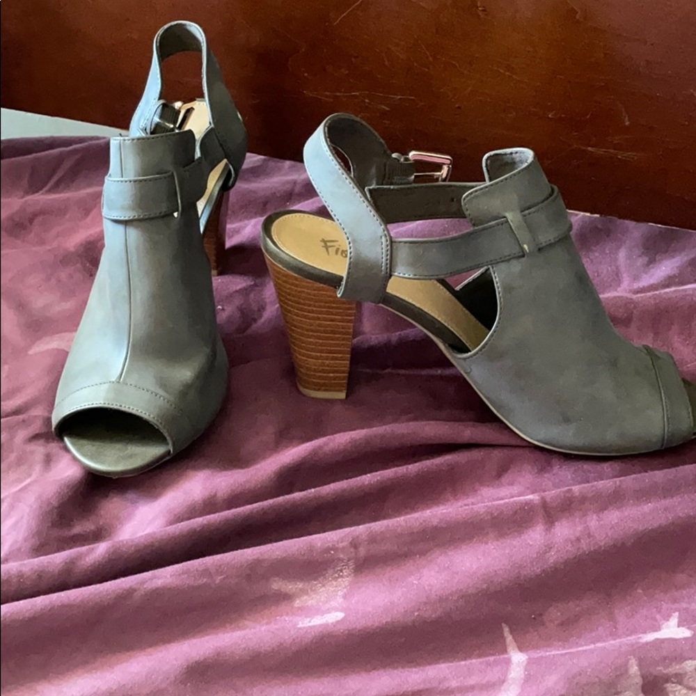 Shoe - Picture 2 of 2